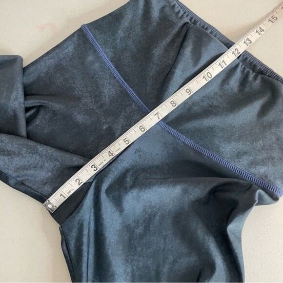 Onzie Women's Blue Graphic Tie Dye Midi Flow Leggings Size Medium - Picture 11 of 12